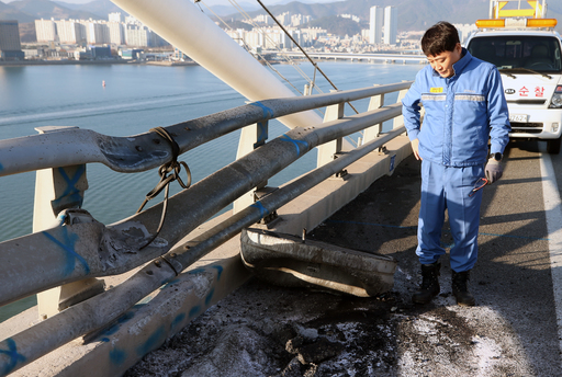 날아온 쇳덩이 살펴보는 포스코 관계자.