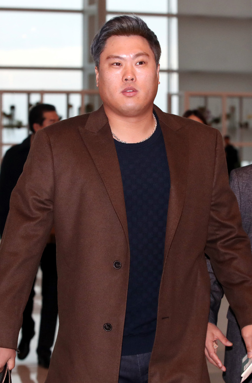 류현진이 25일 메디컬 테스트와 입단식을 위해 캐나도 토론토로 출국하고 있다. 뉴스1