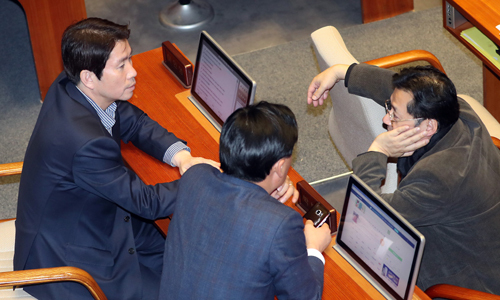 논의 더불어민주당 이인영 원내대표(왼쪽부터), 김영진, 홍익표 의원이 25일 밤 국회 본회의장에서 선거법 개정안에 대한 필리버스터(무제한 토론)가 진행되는 동안 의견을 나누고 있다. 뉴시스