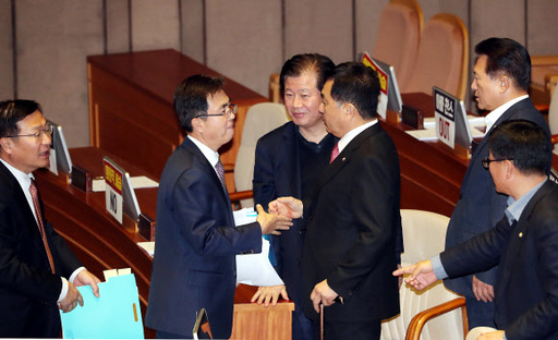 심재철 자유한국당 원내대표가 제372회 국회 (임시회) 본회의 공직선거법 일부개정법률안에 대한 무제한 토론(필리버스터)을 마친 김태흠 의원과 악수를 하고 있다. 뉴시스