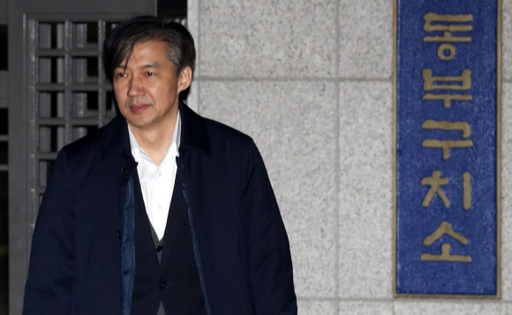 ''유재수 감찰무마 의혹''과 관련해 직권남용 권리행사 방해 혐의를 받는 조국 전 법무부 장관이 27일 오전 구속영장이 기각되자 송파구 서울동부구치소를 나서 차로 향하고 있다. 연합뉴스