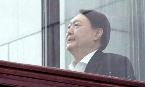 윤석열 검찰총장이 26일 오후 서울 서초구 대검찰청에서 구내식당으로 이동하고 있다. 연합뉴스