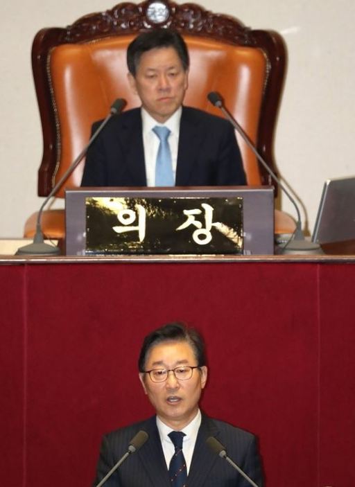 더불어민주당 박범계 의원이 28일 오전 서울 여의도 국회 본회의장에서 '고위공직자범죄수사처(공수처) 법안'에 대한 무제한 토론(필리버스터)을 하고 있다. 연합뉴스