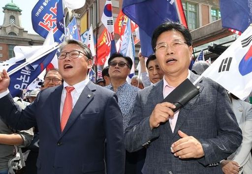 (사진 왼쪽부터) 우리공화당 공동대표를 맡고 있는 조원진, 홍문종 의원. 연합뉴스