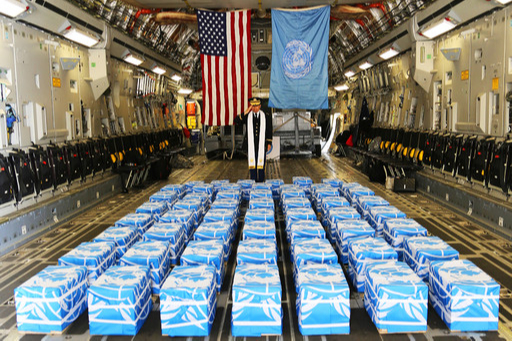 지난해 7월 1차 북미정상회담 합의에 따라 북한이 송환한 6.25 전쟁 미군 전사자 유해들이 유엔기에 싸인 채 수송기에 적재되어 있다. 세계일보 자료사진