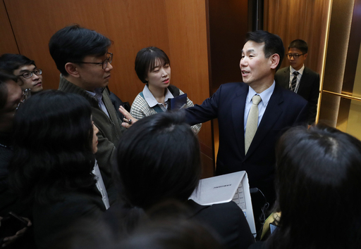 정은보 한미 방위비분담협상 대사가 19일 오후 서울 종로구 외교부 브리핑룸에서 제임스 드하트 미국 국무부 선임보좌관과의 한미 방위비분담금 협정(SMA) 협상 결과를 브리핑한 뒤 취재진의 질문에 답하고 있다. 연합뉴스