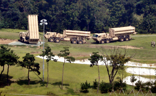 주한미군이 경북 성주군 소성리 기지에 반입한 사드 발사대를 설치, 점검하고 있다. 세계일보 자료사진