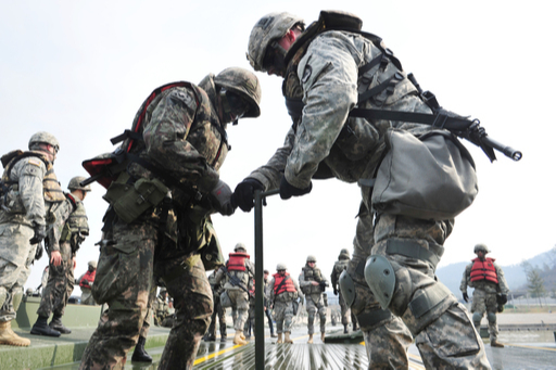 한미 공병대원들이 함께 부교를 설치하는 작업을 하고 있다. 세계일보 자료사진