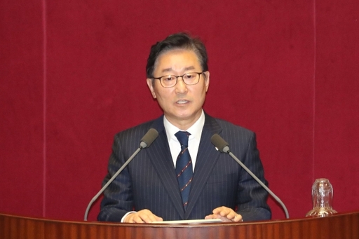 박범계 더불어민주당 의원이 지난 28일 오전 서울 여의도 국회 본회의장에서 고위공직자범죄수사처(공수처) 도입 법안에 대한 무제한 토론(필리버스터)을 하고 있다. 연합뉴스