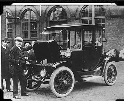 디트로이트 일렉트릭이 개발한 전기차 옆에서 포즈를 취하는 ‘발명왕’ 토머스 에디슨. 위키피디아 제공