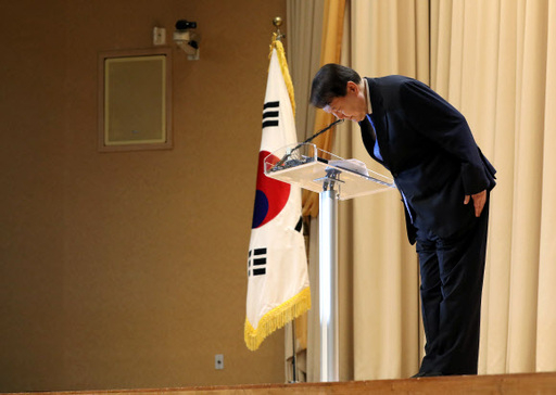 윤석열 검찰총장이 2일 오후 서울 서초구 대검찰청에서 열린 2020년도 신년 다짐회에서 신년사를 마친 후 인사를 하고 있다. 뉴스1