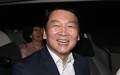 정계복귀를 선언한 안철수 전 대표가 2018년 서울시장 후보 시절 유세 차량에 오른 모습. 뉴스1