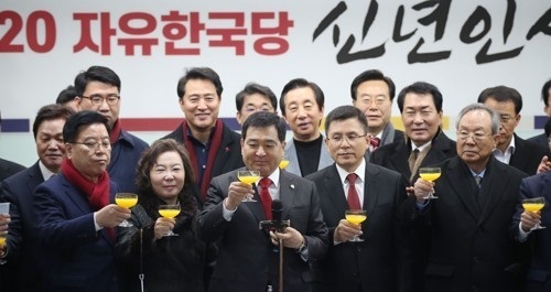 자유한국당 황교안 대표와 심재철 원내대표, 박관용 상임고문 등이 1일 오전 서울 여의도 중앙당사에서 열린 2020년 신년인사회에서 건배하고 있다. 연합뉴스