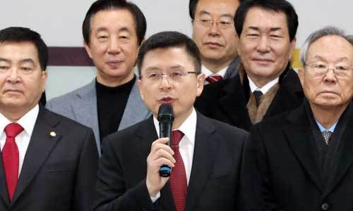 황교안 자유한국당 대표가 1일 서울 영등포 중앙당사에서 열린 신년인사회에서 새해인사를 하고 있다. 황교안 대표는 "2020 총선 압승으로 대한민국을 위기에서 구하자고 말했다. 뉴스1