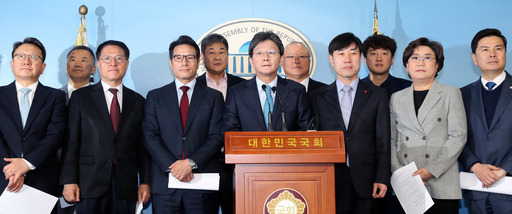 유승민 의원(가운데) 등 바른미래당 의원 8명이 3일 국회에서 기자회견을 열어 탈당을 공식 선언하고 있다. 이들은 오는 5일 새로운보수당을 창당할 예정이다. 연합뉴스