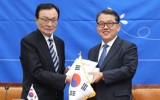 더불어민주당 이해찬 대표가 '영입인재 3호'인 한미연합사 부사령관 출신 김병주 예비역 대장에게 당원 교과서 등을 전달하고 있다. 연합뉴스