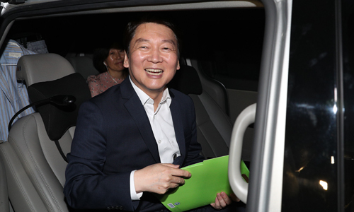 안철수 전 의원. 뒤쪽은 안 후보의 부인인 김미경 교수. 연합뉴스