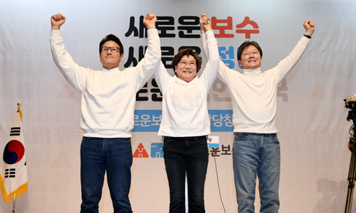 5일 오후 서울 여의도 국회 의원회관 대회의실에서 열린 ‘새로운보수당’ 중앙당창당대회에서 정병국(왼쪽부터), 이혜훈, 유승민 의원이 손을 맞잡아 들어올리고 있다. ‘다시 태어난 보수’라는 이미지를 위해 당원들이 모두 흰색 상의에 청바지 차림으로 통일했다. 남정탁 기자