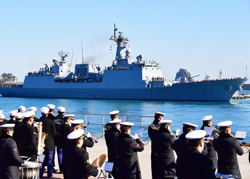 지난 해 12월 27일 부산 해군작전기지에서 청해부대 제31진 왕건함이 출항하고 있다. 함정 승조원을 비롯해 특수전(UDT) 장병, 해상작전헬기 운용 장병 등 300명으로 구성된 청해부대 31진 왕건함은 이달 중순쯤 청해부대 30진 강감찬함과 임무를 교대한다. 해군 작전사령부 제공