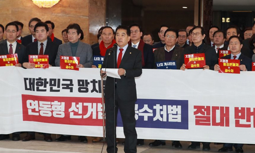 '고위공직자범죄수사처법(공수처법)' 본회의 표결이 진행된 지난해 12월 30일 국회 본회의장 앞에서 자유한국당 심재철 원내대표가 발언하고 있다. 연합뉴스