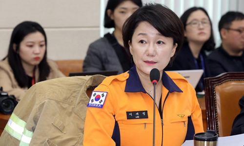 더불어민주당 이재정 의원이 지난 4월 국회 행정안전위원회 전체회의 강원도 지역 산불 피해 현황 및 복구 지원 관련 현안 보고에서 소방관 복장을 하고 질의하고 있다. 뉴시스