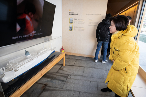 정의당 심상정 대표가 지난해 12월31일 서울 광화문광장에 마련된 세월호 기억공간 ‘기억과 빛’을 찾아 세월호 참사 관련 영상을 지켜보고 있다. 뉴스1