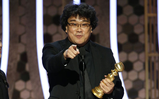 봉준호 감독이 5일(현지시간) 미국 캘리포니아주 로스앤젤레스 베벌리힐스의 베벌리힐튼호텔에서 열린 제77회 골든글로브 시상식에서 영화 ‘기생충’으로 외국어영화상을 받은 후 객석을 가리키며 수상 소감을 말하고 있다. 한국영화가 세계적 권위의 이 시상식에서 상을 받은 건 처음이다. 베벌리힐스=AP연합뉴스