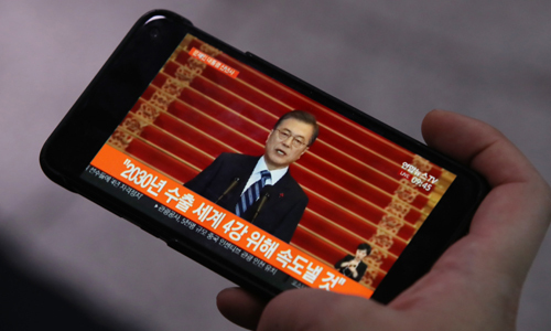 7일 서울역에서 시민이 휴대전화로 문재인 대통령의 2020년 신년사를 지켜보고 있다. 연합뉴스