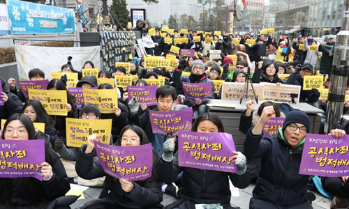 1일 서울 종로구 주한 일본대사관 앞 '평화로'에서 열린 일본군성노예제 문제해결을 위한 제1420차 정기 수요시위에서 참가자들이 일본의 공식 사과와 법적 배상을 요구하는 구호를 외치고 있다. 연합뉴스