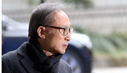 자동차부품업체 다스의 자금을 횡령하고 삼성으로부터 뇌물을 수수한 혐의 등으로 기소돼 1심에서 실형을 선고받은 이명박 전 대통령이 8일 오후 서울 서초구 서울고등법원에서 열린 항소심 결심공판에 출석, 법정으로 향하고 있다. 연합뉴스