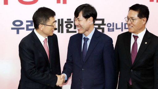 황교안 자유한국당 대표가 7일 오후 서울 여의도 국회에서 예방온 하태경 새로운보수당 책임대표와 악수를 하고 있다. 오른쪽은 정운천 새로운보수당 공동대표. 뉴시스