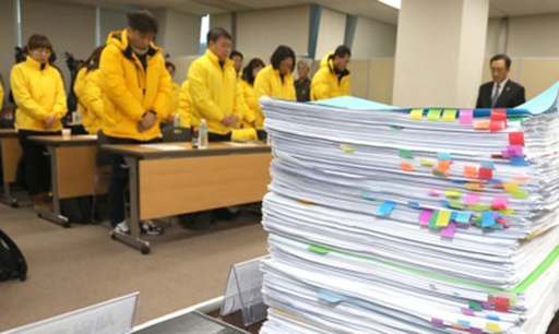 8일 오전 서울 중구 포스트타워 사회적참사특별조사위원회에서 열린 '전 기무사 및 청와대 등의 민간인 사찰에 대한 수사 요청' 기자회견에서 세월호 참사 유족들이 묵념하고 있다. 연합뉴스