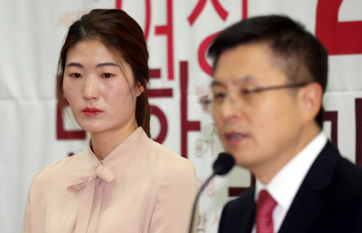 ‘체육계 미투 1호’ 김은희 테니스 코치가 8일 서울 여의도 국회 의원회관에서 열린 자유한국당 2020년 인재영입인사 환영식에서 황교안 대표의 인사말을 듣고 있다. 뉴스1