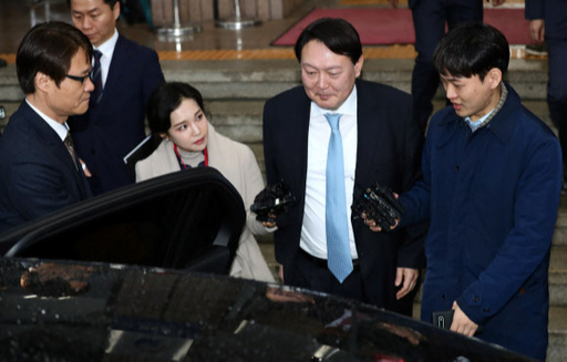 윤석열 검찰총장이 7일 추미애 법무부 장관을 예방한 뒤 정부과천청사 법무부 건물을 나서고 있다. 연합뉴스