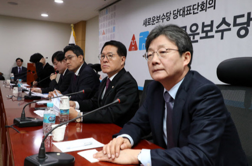 하태경 새로운보수당 책임대표와 공동대표단이 8일 오전 서울 여의도 국회 의원회관에서 열린 제1차 당대표단·청년연석회의에 참석해 청년들의 발언을 경청하고 있다. 오른쪽부터 유승민 보수재건위원장, 정운천·오신환·하태경·유의동 공동대표. 뉴시스