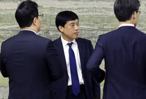 서울중앙지검장에 임명된 이성윤 법무부 검찰국장이 9일 서울 여의도 국회를 찾아 추미애 법무부 장관 대기실앞에서 관계자들과 대화를 하고 있다. 뉴스1