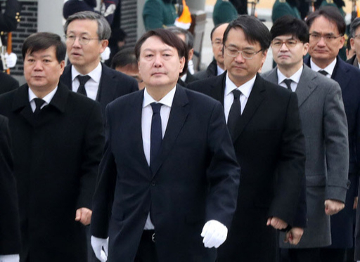 법무부는 8일 대검검사급 간부 32명의 승진·전보 인사를 오는 13일자로 단행했다. 한동훈 대검 반부패강력부장은 부산고검 차장검사로 배성범 서울중앙지검장은 법무연수원장으로 강남일 차장검사는 대전고검장으로 박찬호 대검찰청 공공수사부장은 제주지검장발령났다. 사진은 지난 2일 윤석열 검찰총장이 강남일 차장검사, 한동훈 반부패강력부장 등 검찰 관계자들이 서울 동작구 국립서울현충원 현충탑으로 향하는 모습. 뉴시스