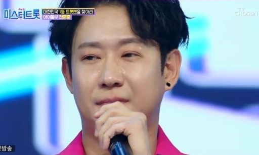 9일 오후 방송된 TV조선 경연 프로그램 ‘미스터트롯’에서 아이돌부 도전자로 NRG 멤버 천명훈이 출연했다.