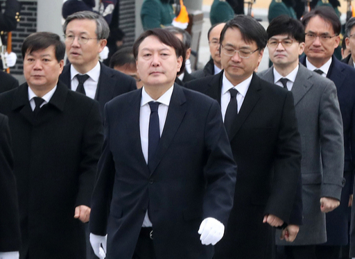 지난 2일 윤석열 검찰총장을 비롯한 검찰 관계자들이 서울 동작구 국립서울현충원을 방문해 참배를 위해 현충탑으로 향하고 있는 모습. 뉴시스