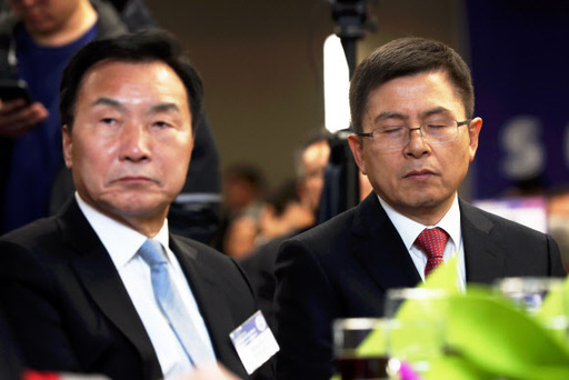 황교안 자유한국당 대표가 8일 오전 서울 종로구 세종문화회관 세종홀에서 열린 2020년 교육계 신년교례회에서 눈을 감고 있다. 왼쪽은 손학규 바른미래당 대표. 뉴시스