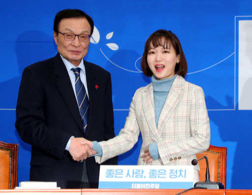 이해찬(왼쪽) 더불어민주당 인재영입위원장이 9일 서울 여의도 국회에서 열린 인재 영입행사에서 더불어민주당 인재영입 6호 IT스타트업 홍정민 대표과 인사를 나누고 있다. 뉴시스