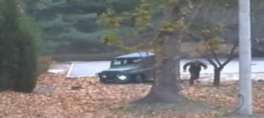 오청성씨가 2017년 11월 판문점 공동경비구역(JSA)을 통해 귀순할 당시 모습을 담은 폐쇄회로(CC)TV 영상. 오씨가 지프 차량에서 내려 남쪽으로 달리고 있다. 유엔군사령부 제공