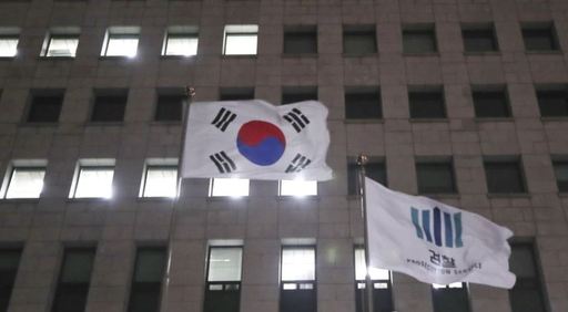 지난 8일 오후 서울 서초동 대검청사가 환하게 불이 켜져 있다. 이날 법무부는 검찰인사위원회를 열고 대검검사급(검사장) 간부 32명의 승진·전보 인사를 오는 13일 자로 단행했다.연합뉴스