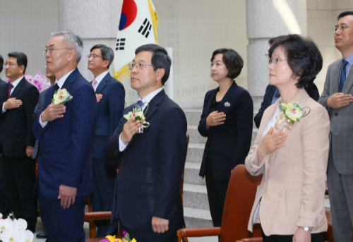 노정희 대법관(앞줄 오른쪽)이 2018년 8월2일 취임식에서 국기에 대한 경례를 하고 있다. 세계일보 자료사진