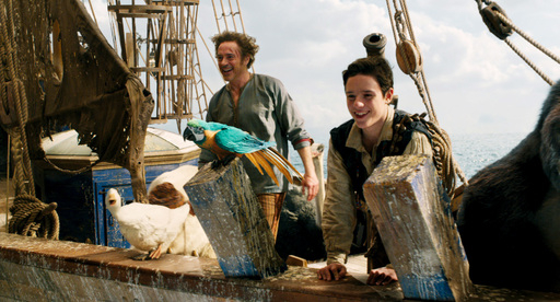 영화 ‘닥터 두리틀’에서 모든 동물과 의사소통하는 수의사 두리틀로 변신한 ‘아이언맨’ 로버트 다우니 주니어(뒤). 앞 왼쪽부터는 두리틀의 친구 오리 댑댑과 앵무새 폴리네시아, 조수 토미 스터빈스(해리 콜렛). 유니버설 픽쳐스 제공