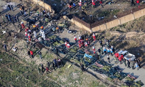 참혹한 잔해 8일(현지시간) 승객과 승무원 등 176명을 태운 우크라이나 여객기가 이륙 직후 추락한 이란 수도 테헤란의 이암 호메니이 공항 인근 지역에서 구조대원 등이 시신과 비행기 잔해를 수습하고 있다. 테헤란=AFP연합뉴스
