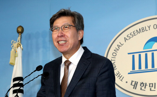 보수·중도진영에 속한 정당·시민단체들이 구성하기로 한 ''혁신통합추진위원회''의 위원장을 맡게 된 박형준 정치플랫폼 ''자유와공화'' 공동의장이 9일 오후 국회 정론관에서 기자회견을 하고 있다. 연합뉴스