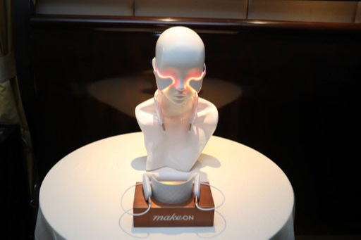 아모레퍼시픽이 CES 테크 웨스트 전시장에서 ''CES 혁신상''을 수상한 ''3D 프린팅 맞춤 마스크팩''과 ''발광다이오드(LED) 플랙서블 패치''를 직접 체험할 수 있는 공간을 마련했다고 9일 밝혔다. 아모레퍼시픽 제공