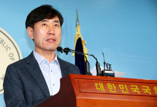 하태경 새로운보수당 책임대표가 9일 서울 여의도 국회 정론관에서 기자회견을 열고 한국당에게 보수재건 위한 1일 1제안을 하고 있다. 뉴시스