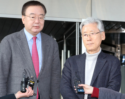 여상규 자유한국당 법제사법위원장(오른쪽)과 강효상 의원이 10일 오후 경기 과천 법무부 청사에서 검찰 인사 및 청와대 수사 방해와 관련해 항의 방문을 마치고 나와 취재진 질문에 답하고 있다. 뉴시스